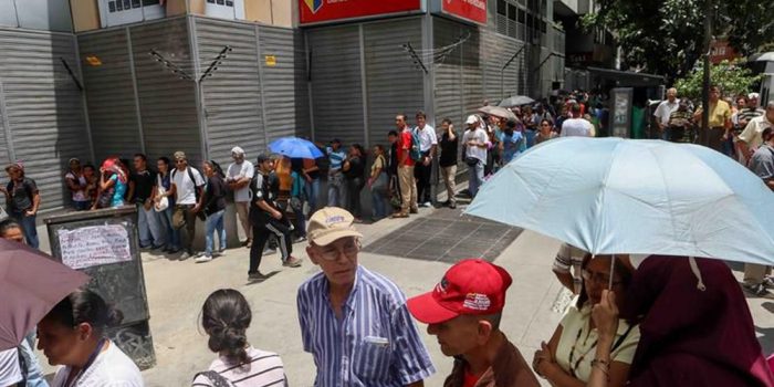Venezuelanos estocam comida e gasolina antes de novas medidas