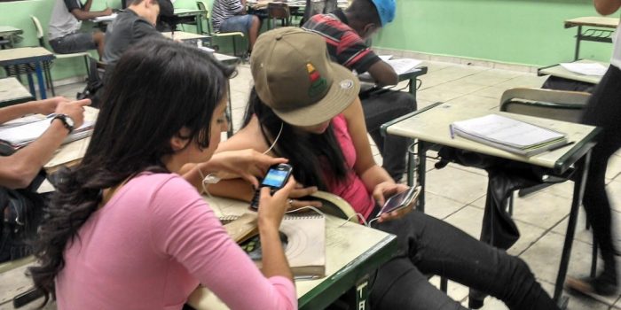 Consulta Pública: 83% são a favor de proibir o uso de celulares nas escolas