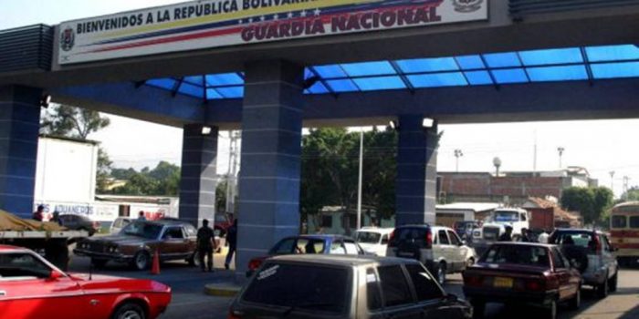 Venezuela reajusta gasolina na fronteira com a Colômbia