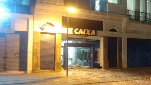 Bandidos explodem agência bancária no Centro do Rio