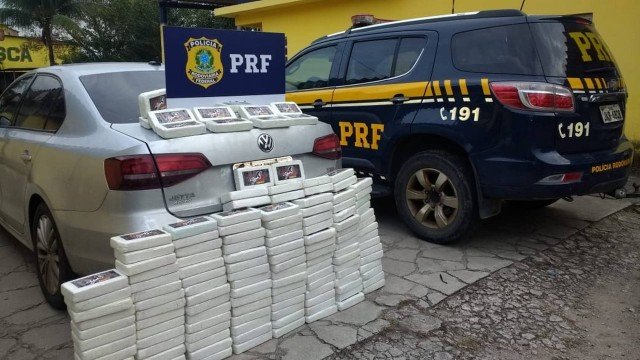 PRF acha 150 quilos de cocaína em fundo falso de carro na Rio-Santos