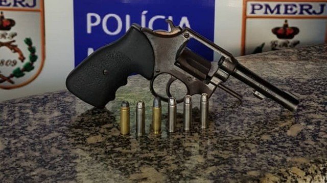 Bandido se esconde em mercado para fugir da polícia mas acaba preso