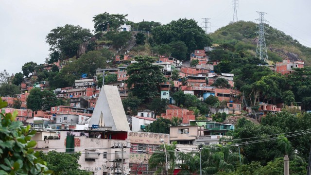 Moradores da Serrinha, em Madureira, relatam intenso tiroteio em ação policial