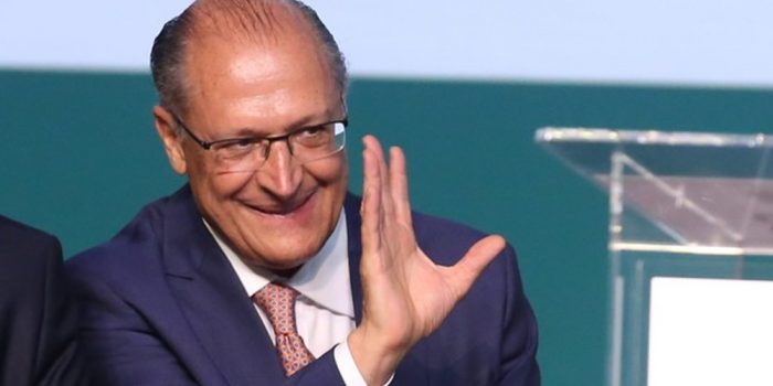 Temer usa Twitter para rebater  críticas de Alckmin ao governo