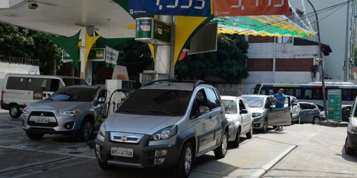 Petrobras poderá manter preço da gasolina estável por 15 dias