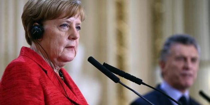 Merkel repudia atos de violência e palavras de ordem nazistas