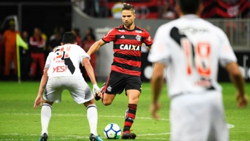 Diego diz que árbitro de Vasco x Flamengo mentiu na súmula