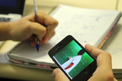 Prefeitura do Rio proíbe uso de celulares em sala de aula e no recreio