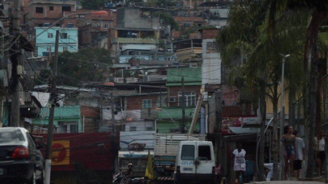 Policiais civis e militares fazem operações em comunidades de Caxias