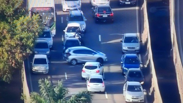 Motoristas voltam na contramão na Linha Amarela para fugir de tiroteio na Cidade de Deus