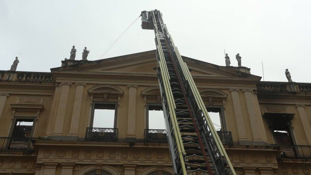 Coordenador da Defesa Civil diz que há risco de queda de estátuas da fachada do Museu Nacional