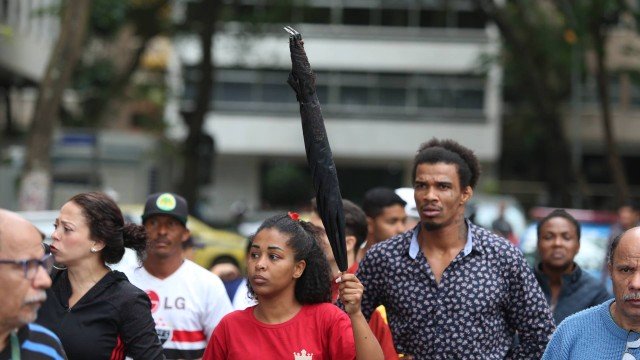 Moradores do Chapéu Mangueira protestam contra morte de homem que teve guarda-chuva confundido com fuzil