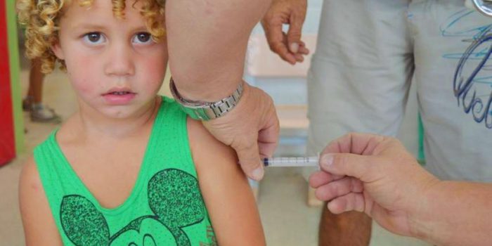 Escolas de Queimados recebem equipes de vacinação contra sarampo e poliomielite