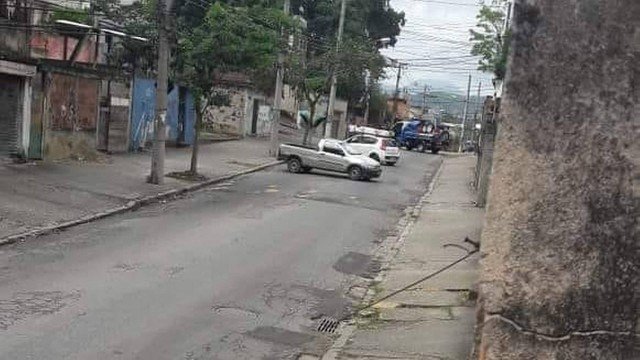 Bandidos atravessam carros em rua de Cordovil para impedir ação da PM