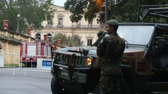 Forças Armadas e Guarda Municipal cercam o Museu Nacional para impedir saques