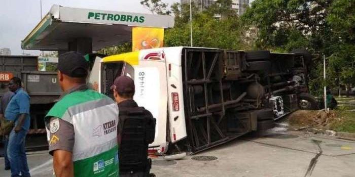 Ônibus capota, invade posto de gasolina e deixa feridos no Rio