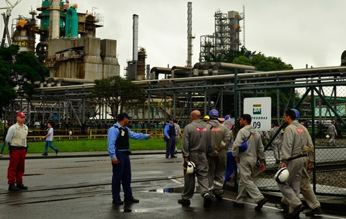 Petrobras anuncia redução de 0,9% no preço da gasolina nas refinarias