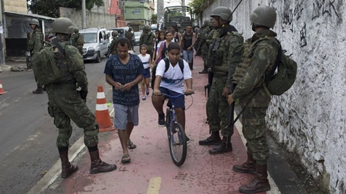 Exército faz acordo para ações  sociais em comunidades do Rio