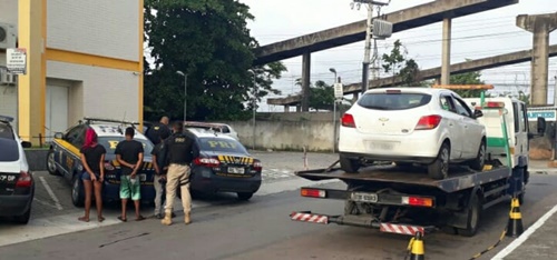 Três presos pela PRF com carro  furtado em Duque de Caxias