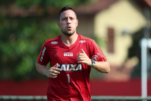Diego Alves sofre entorse no  joelho, anuncia o Flamengo