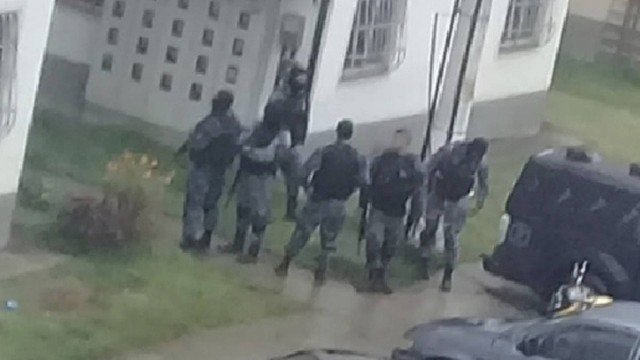 PM investiga policiais por tortura com prancha de cabelo na Baixada