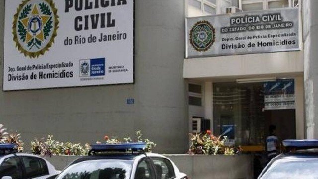 Policiais se disfarçam de funcionários de banco para prender suspeita de matar a amante do marido