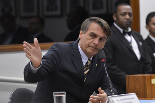 Bolsonaro recebe diplomatas  e volta à agenda na segunda