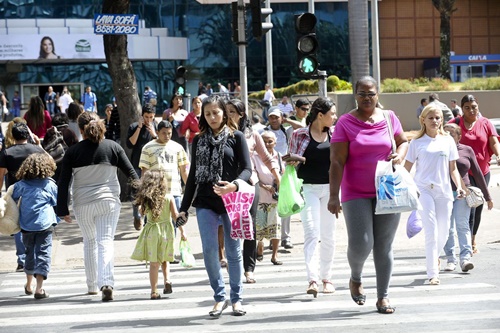 Taxa de desemprego cai para 11,7% em outubro, diz IBGE