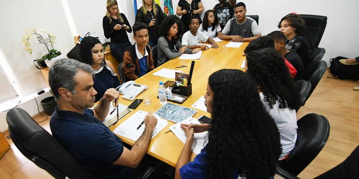 Estudantes debatem administração pública com prefeito de Nova Iguaçu