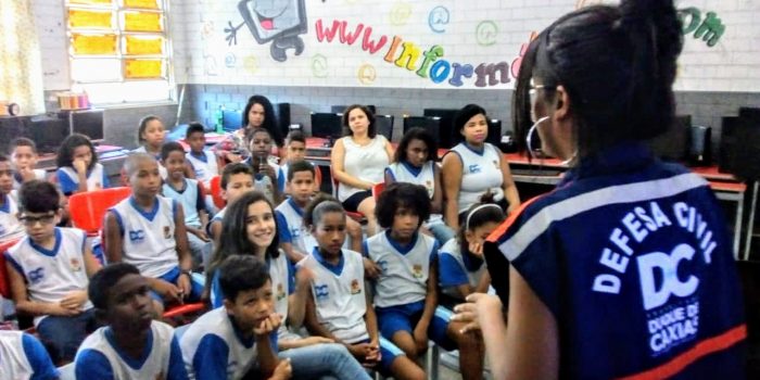 Defesa Civil faz exercício simulado em escola de Caxias