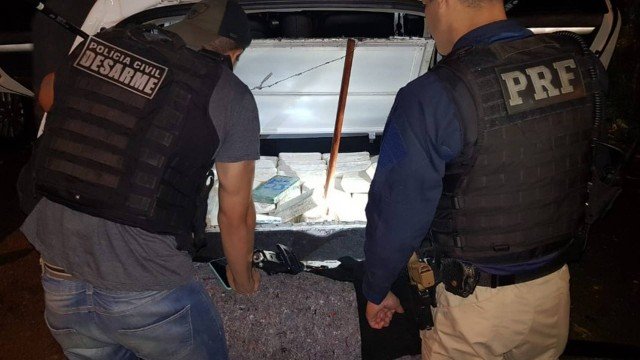 Dupla é presa com 110 quilos de pasta base de cocaína escondidos em carro
