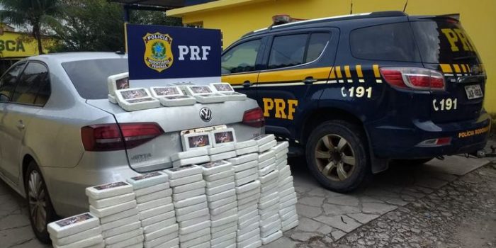 Policiais apreendem mais de 100 quilos de pasta de cocaína em rodovia
