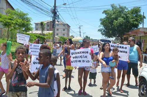 Moradores fazem manifestação contra a Cedae em Nova Iguaçu
