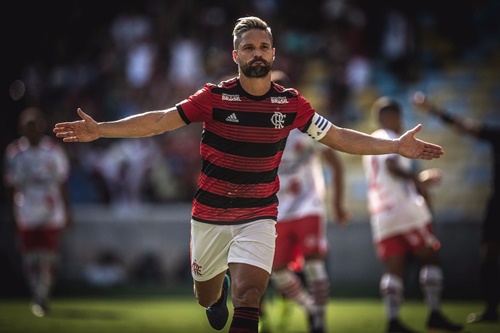 Flamengo acerta renovação de Diego  e aguarda pai para assinar contrato