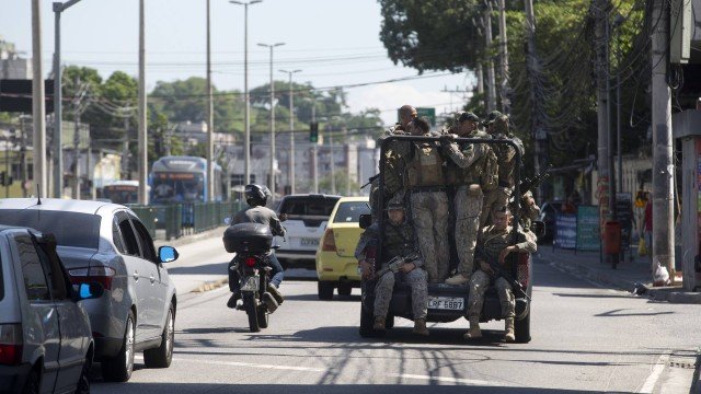 Polícia faz operação em favelas da Praça Seca para acabar com guerra entre traficantes e milicianos