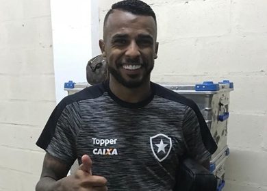 Que golaço do volante do Botafogo  na vitória por 3 a 0 na Argentina