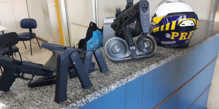 PRF apreende armas, munições e ‘kit rajada’ na Baixada Fluminense