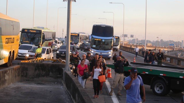 Manhã de confusão nos transportes no Rio