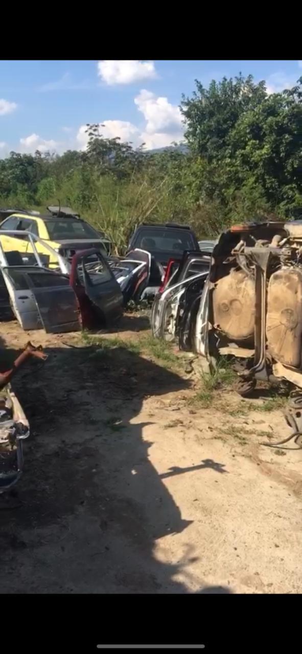 Polícia estoura local de desmanche de carros roubados em Nova Iguaçu