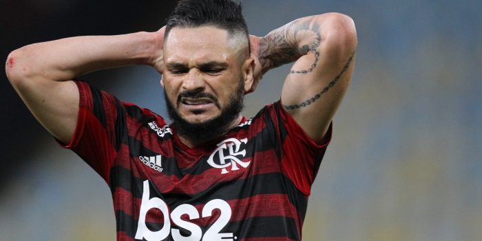 Filho de jogador do Flamengo troca socos com colega de time e é expulso
