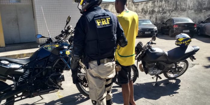 PRF recupera moto clonada em Queimados
