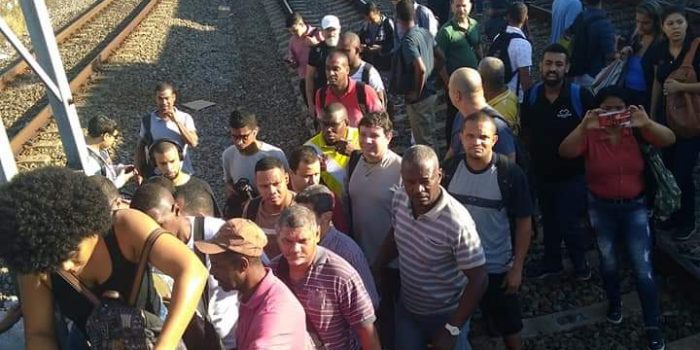 Trem da SuperVia para e passageiros são obrigados a caminhar nos trilhos no Rio