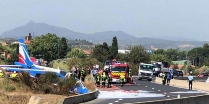 Imagens mostram queda de avião da patrulha da França durante manobra de risco