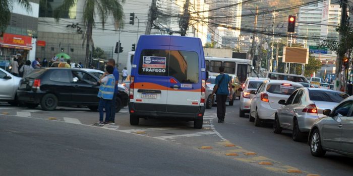 Após mudanças em pontos de ônibus trânsito em Nova Iguaçu vira uma verdadeira bagunça