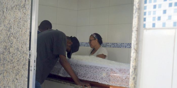 Comoção no enterro de dona de casa morta a facadas em nova iguaçu