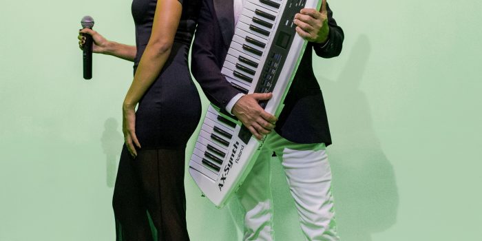 Maynah e Xander Teller cantam sucessos sertanejos em Caxias
