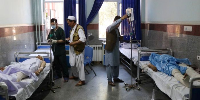 Afeganistão: bomba à beira da estrada causa 28 mortes e dez feridos