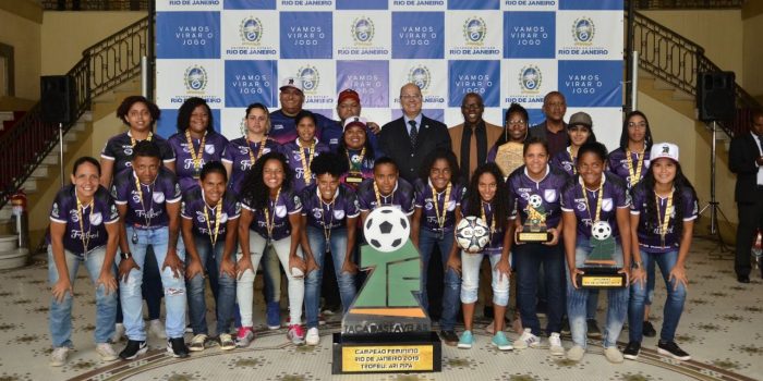 Campeãs da Taça das Favelas recebem troféu do governador