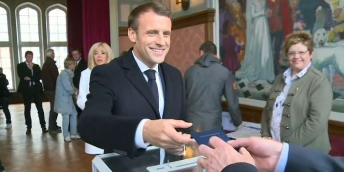 Presidente da França se esforça para manter acordo nuclear de pé