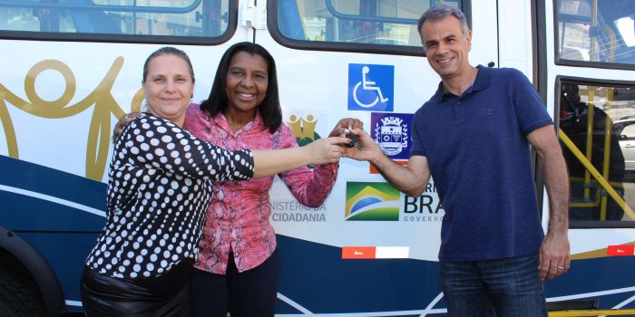 Assistência Social de Nova Iguaçu recebe ônibus do Governo Federal